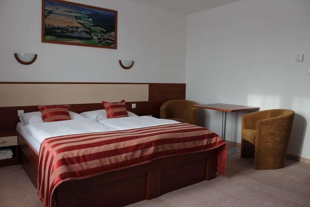 Hotel Auto Jas Нітра Екстер'єр фото