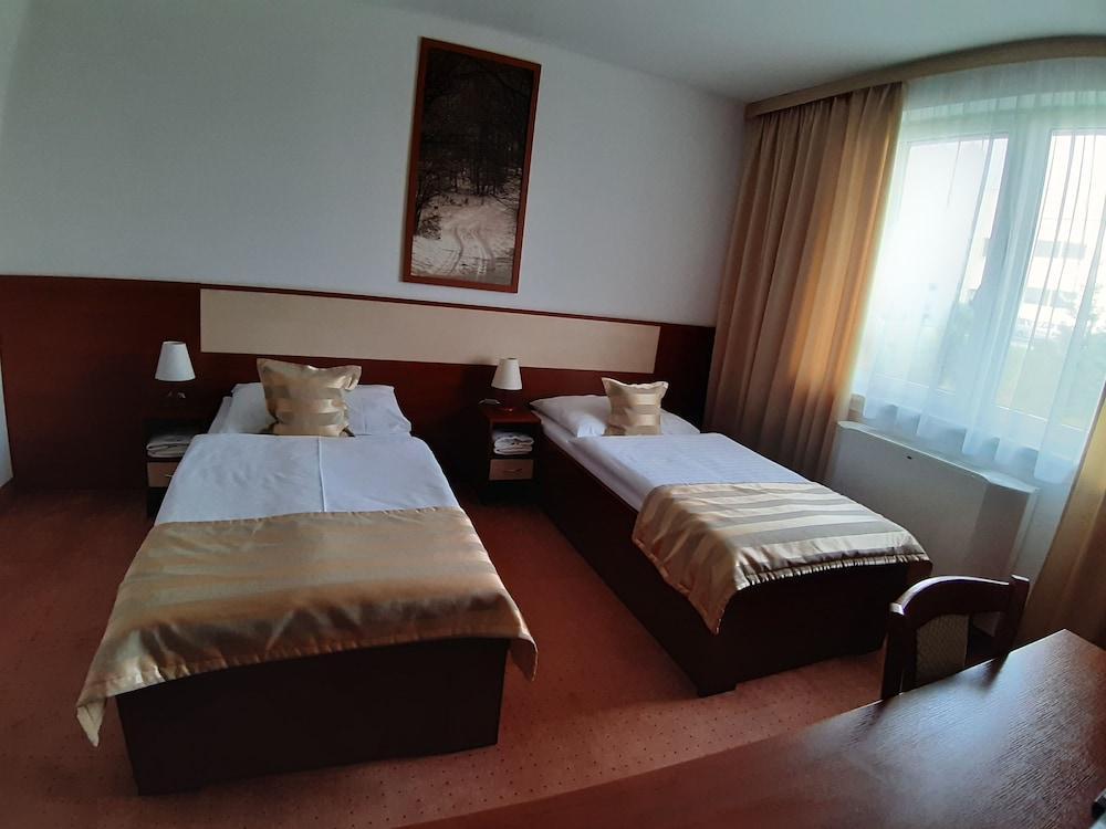 Hotel Auto Jas Нітра Екстер'єр фото