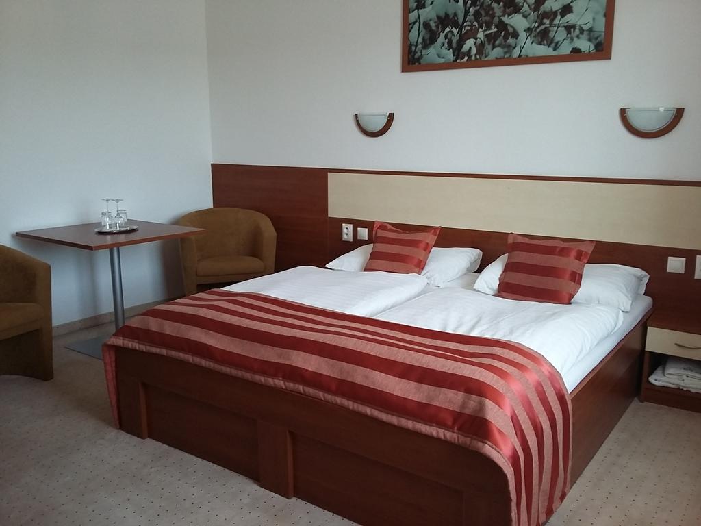 Hotel Auto Jas Нітра Екстер'єр фото
